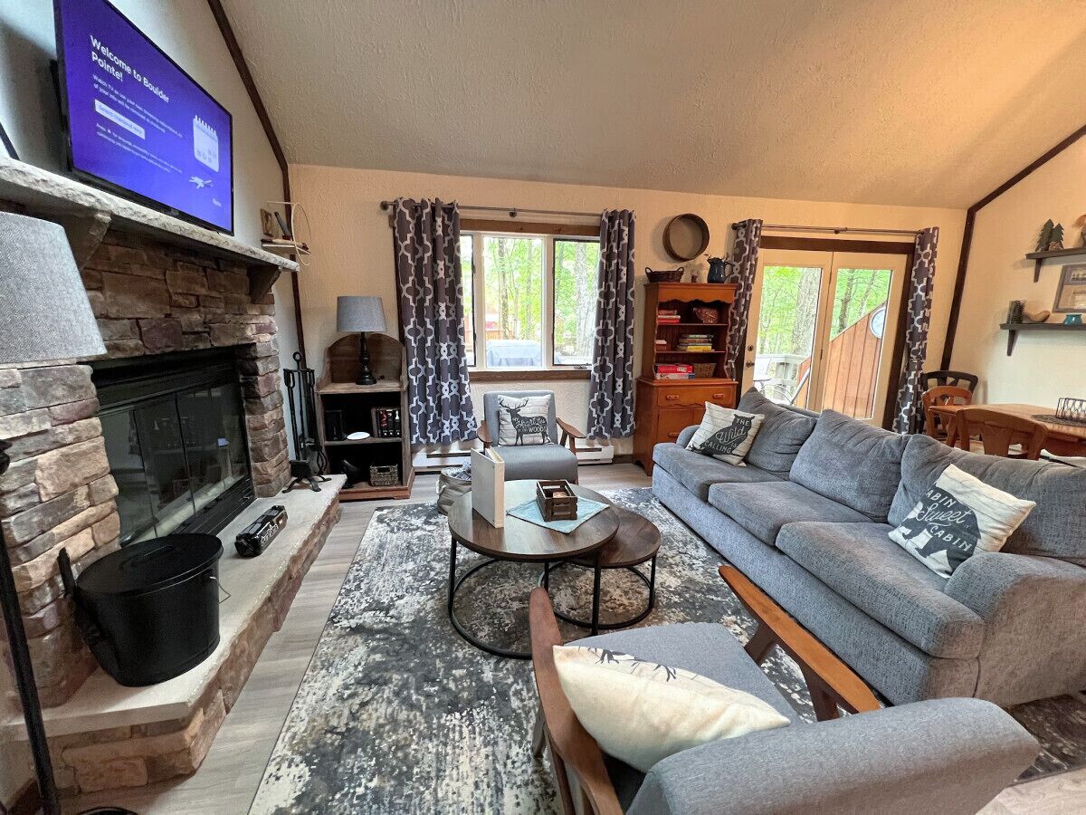 Cozy home w Fireplace! Minutes from Skiing!