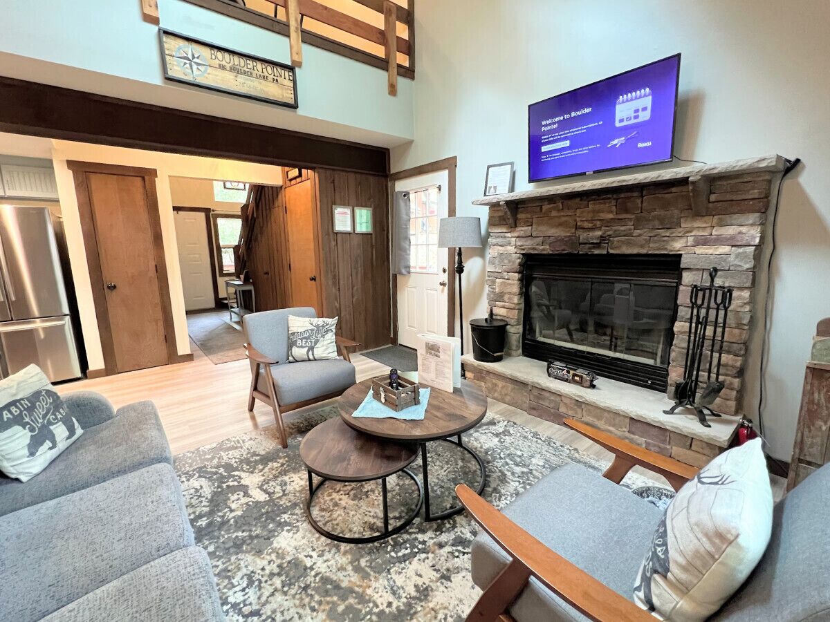 Cozy home w Fireplace! Minutes from Skiing!