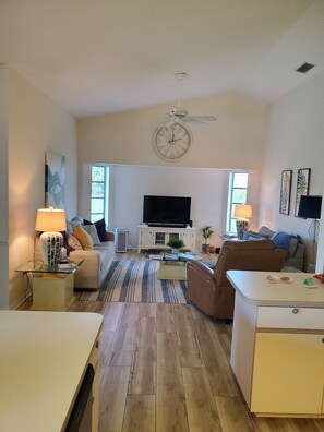 Smart TV, video games, DVD player, books - Gulf Tranquility FL (Rotonda West)