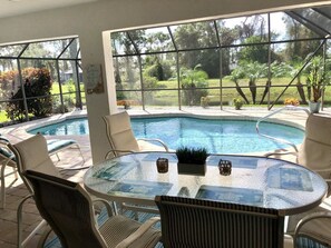 室外游泳池，恒温泳池