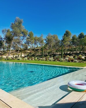 Seasonal outdoor pool, open 8:00 AM to 7:00 PM, pool umbrellas - Domaine de Valmouriane (St.-Rémy-de-Provence)