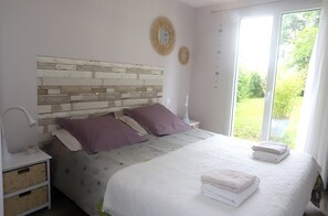 2 habitaciones, escritorio, tabla de planchar con plancha y wifi gratis 