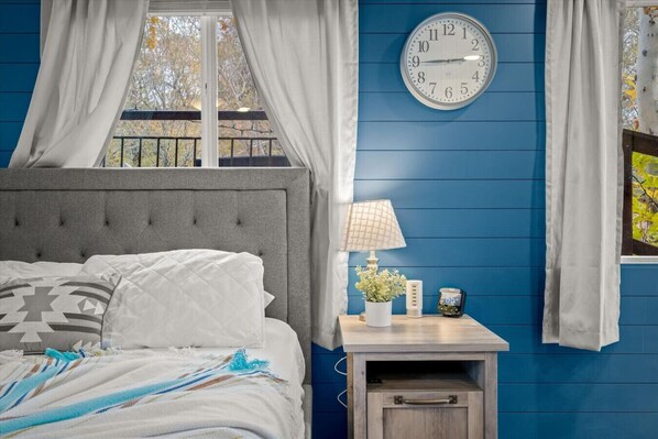 Tabla de planchar con plancha, wifi gratis y ropa de cama 