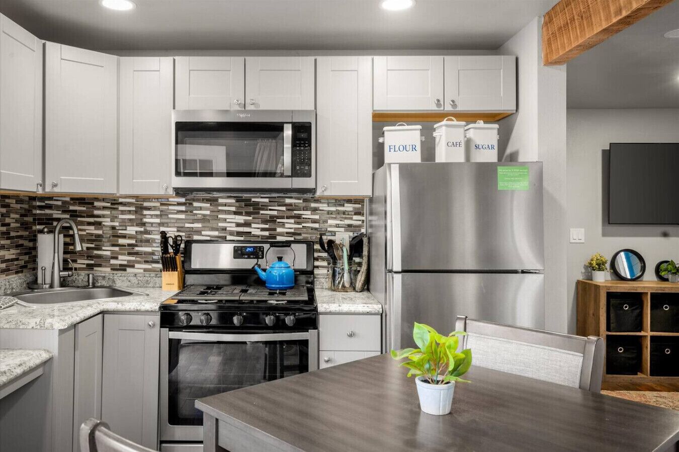 Réfrigérateur, micro-ondes, four, plaque de cuisson