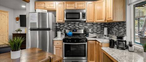 ثلاجة، ميكروويف، فرن، موقد طهي مسطح