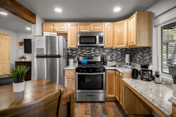 ثلاجة، ميكروويف، فرن، موقد طهي مسطح