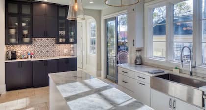 Restored 1800's Home with Courtyard & Parking - Steps to River Street