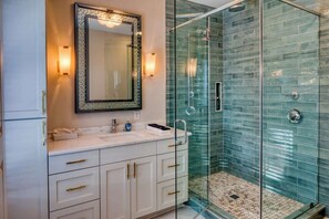 Badewanne, Haartrockner, Handtücher