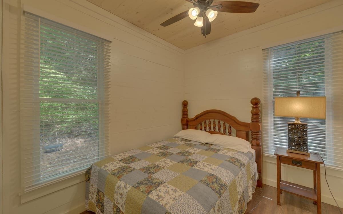 Suches Creekside Cabin - In the National Forest