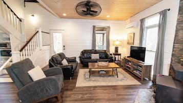 Una televisión, una chimenea