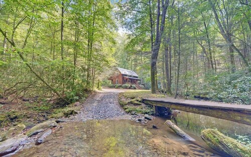3BR Cabin in Appalachian Mountains! -dog friendly, firepit, creek in yard