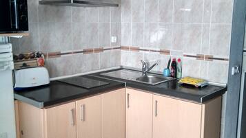 Een koelkast, een magnetron, een kookplaat