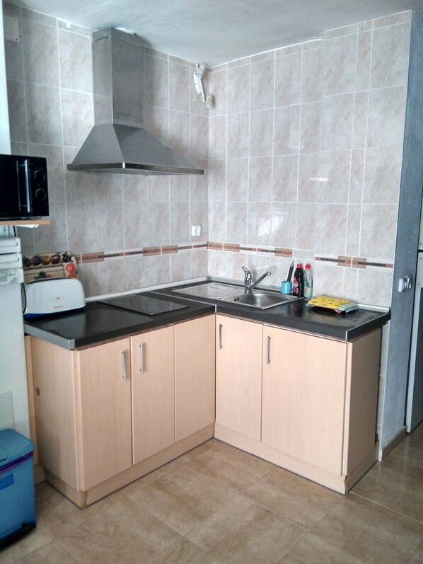 Kühlschrank, Mikrowelle, Herdplatte, Wasserkocher mit Kaffee-/Teezubehör