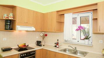 Een koelkast, een oven, een koffiezetapparaat/waterkoker, een waterkoker