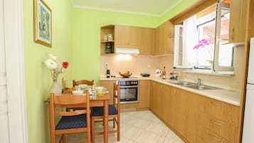 Réfrigérateur, four, cafetiÚre/bouilloire, bouilloire électrique