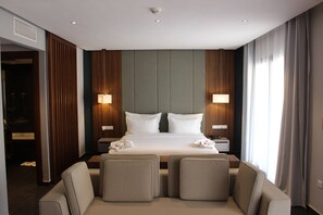 Minibar, caja de seguridad en la habitación y escritorio 