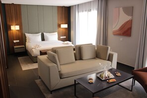 Suite Deluxe | Minibar, caja de seguridad en la habitación y escritorio 