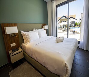 Minibar, värdeförvaringsskåp på rummet och skrivbord