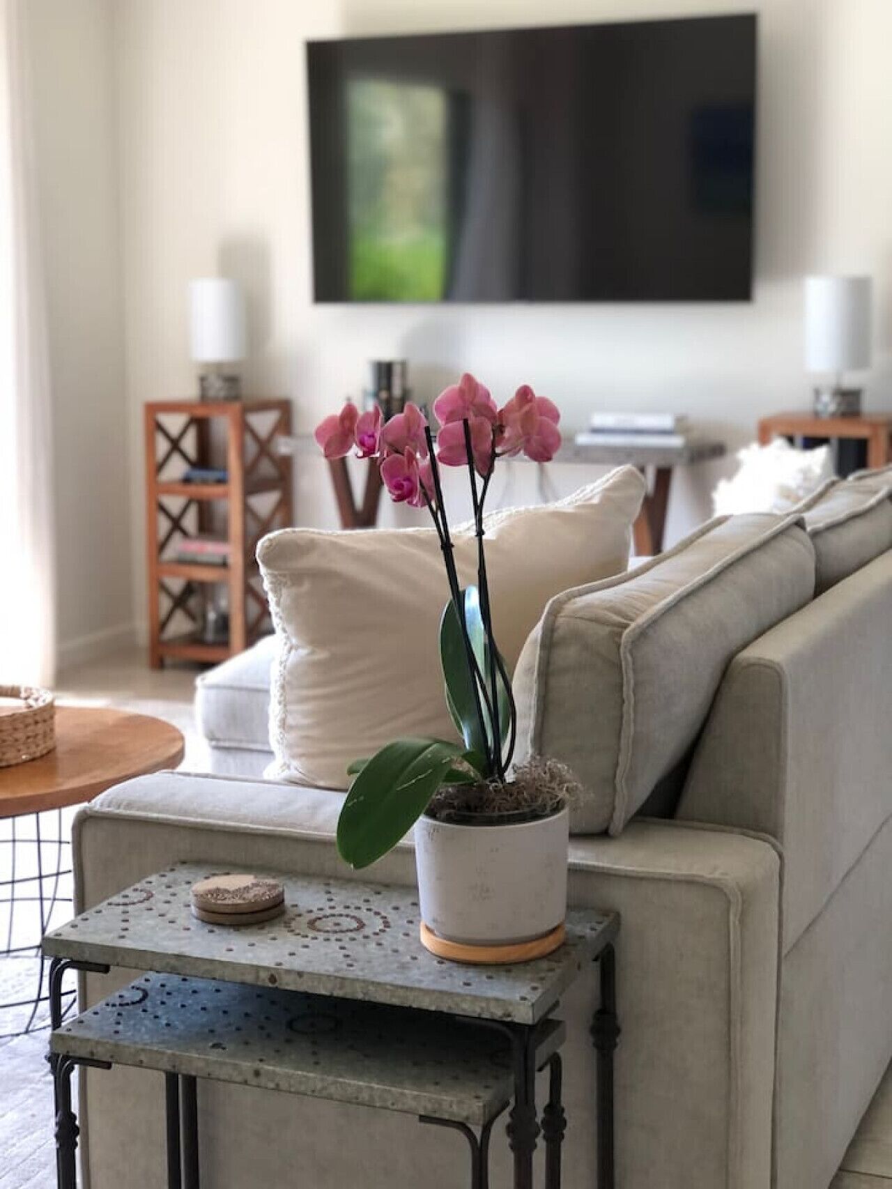 TV connectée, livres, chaîne hi-fi