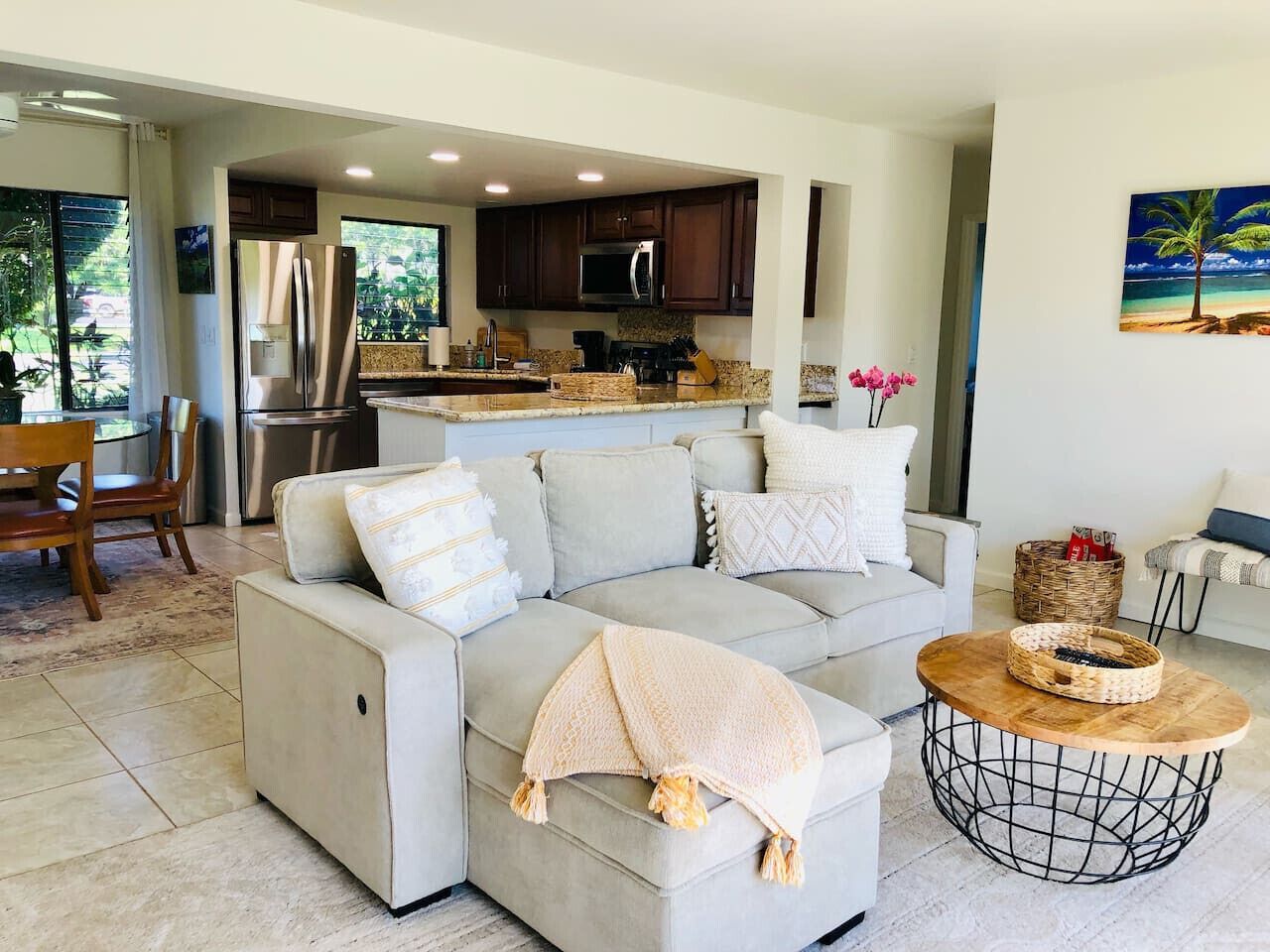 Een smart-tv, boeken en een stereo