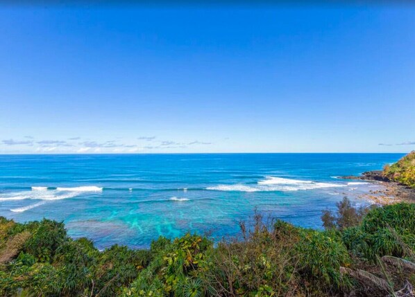 Beach nearby, sun-loungers, beach towels