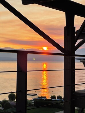 Property grounds - Lakeside condo 1,511 square feet. Your peaceful, calm & relaxing escape. (Lakeside)