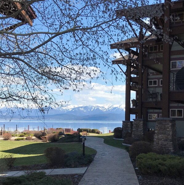 Property grounds - Lakeside condo 1,511 square feet. Your peaceful, calm & relaxing escape. (Lakeside)