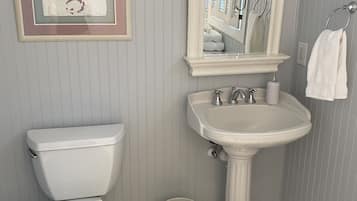 Ensemble douche/baignoire, serviettes fournies, savon, papier toilette