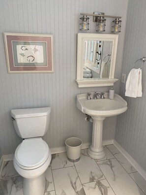 Suihkun ja ammeen yhdistelmä, pyyhkeet, saippua, vessapaperi