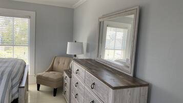 3 habitaciones, tabla de planchar con plancha, wifi y ropa de cama