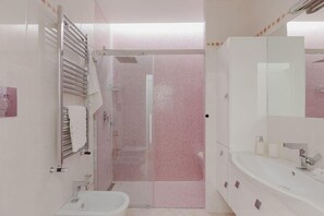 Secador de cabelo, toalhas de banho