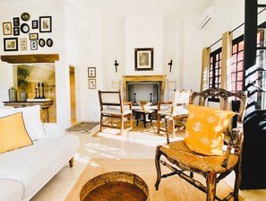 Smart TV, chimenea, libros y estéreo 