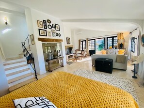 Smart TV, chimenea, libros y estéreo 