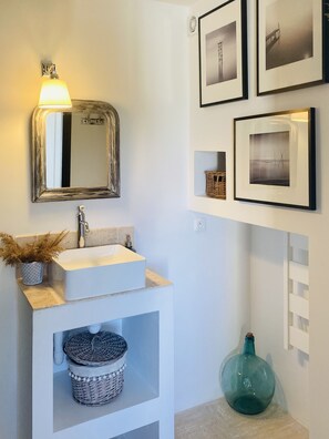 Combined shower/bathtub, hair dryer, towels, soap