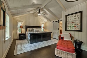 3 bedrooms, desk, iron/ironing board, free WiFi