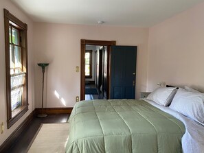 2 bedrooms, desk, WiFi