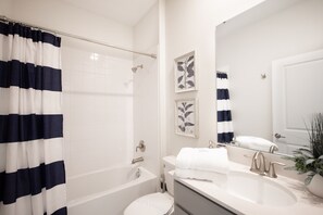 Bathtub, hair dryer, towels - 601DSD: BEAUTIFUL! 5bd/5bath with pool and games room (Davenport)