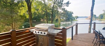 Magnolia at The Shoals: Lakefront Home on Wilson Lake