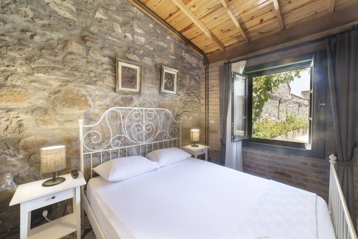 Family House | Desk, laptop workspace, WiFi (free), bed sheets