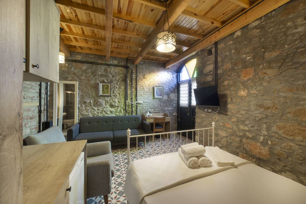 Family Triple Room | Desk, laptop workspace, WiFi (free), bed sheets
