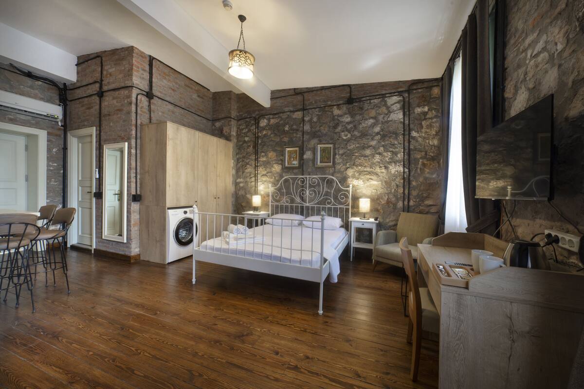 Family Suite | Desk, laptop workspace, WiFi (free), bed sheets