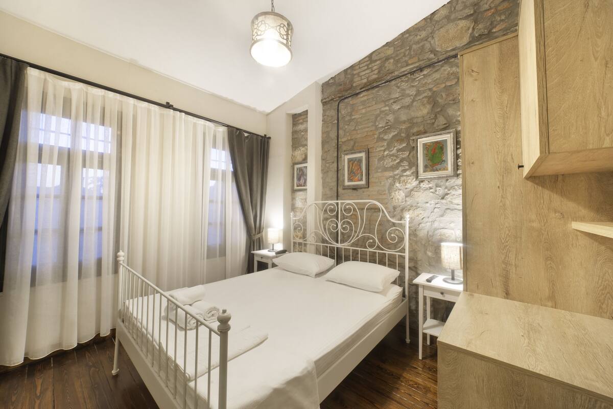 Design Room | Desk, laptop workspace, WiFi (free), bed sheets
