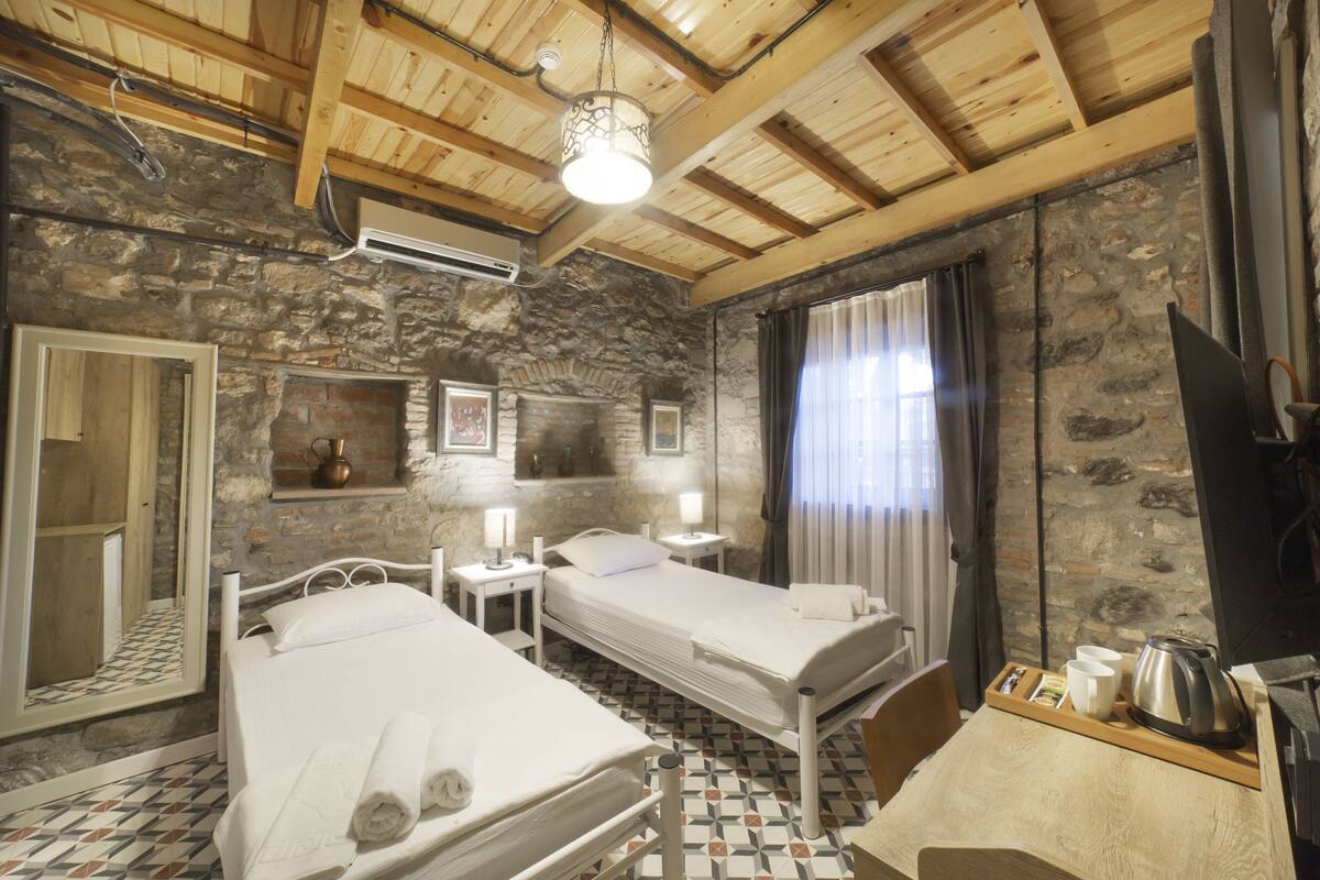 Classic Twin Room | Desk, laptop workspace, WiFi (free), bed sheets
