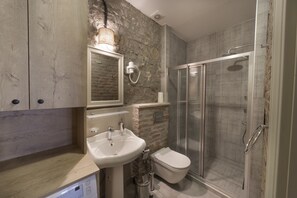 Shower, rainfall showerhead, free toiletries, hair dryer - Avlulu Konak Kucukkoy (Ayvalik)