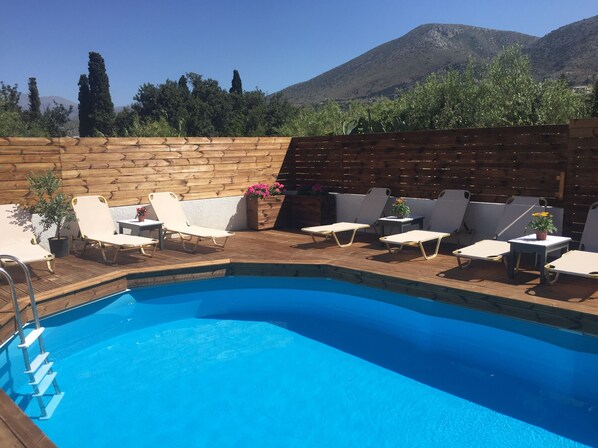 季节性开放的室外游泳池