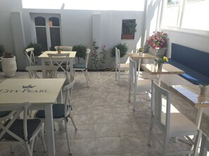 Desayuno buffet todos los días (con cargo)