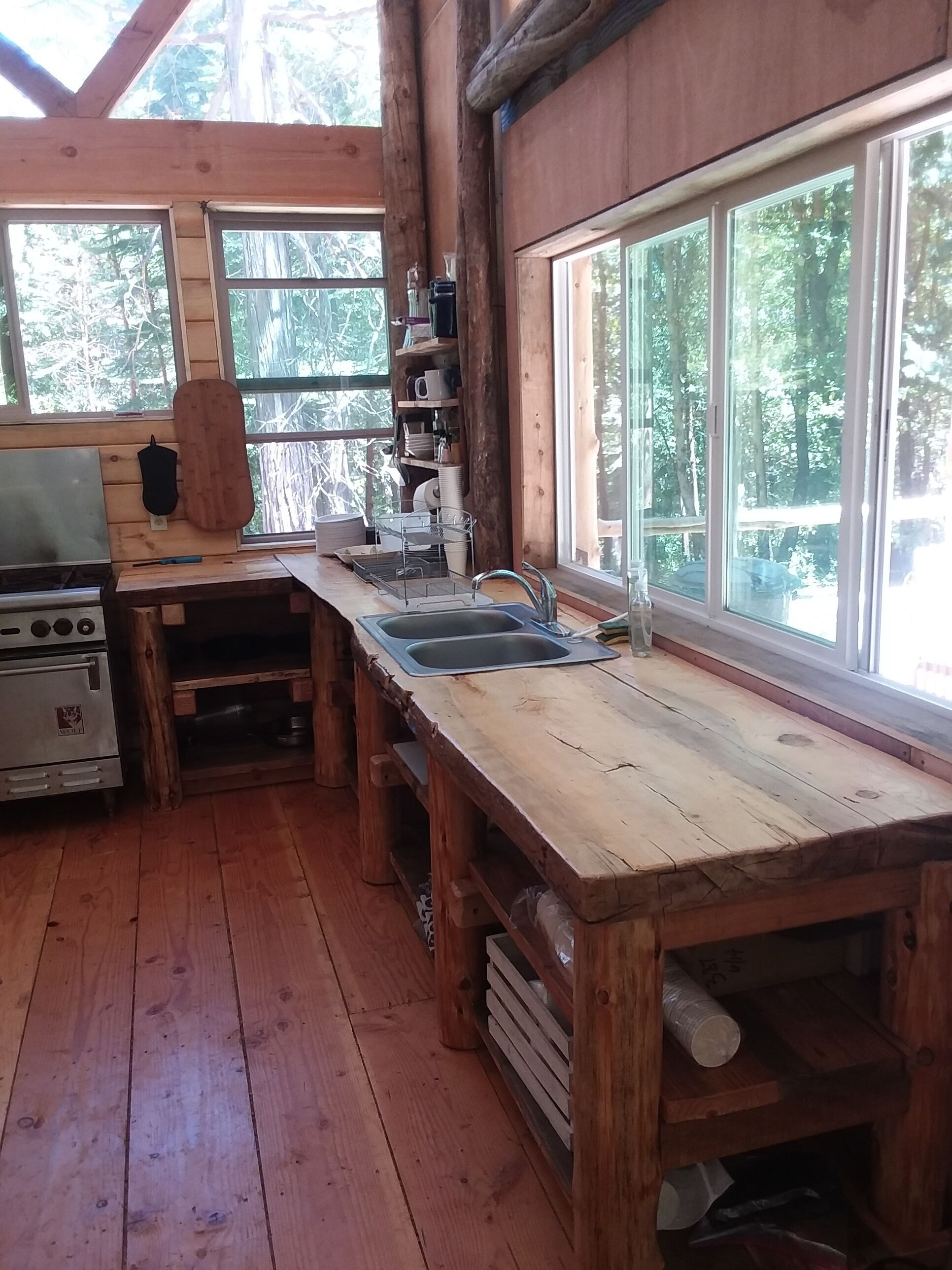 Serene mountain retreat - escape to a family-size cabin in the woods 