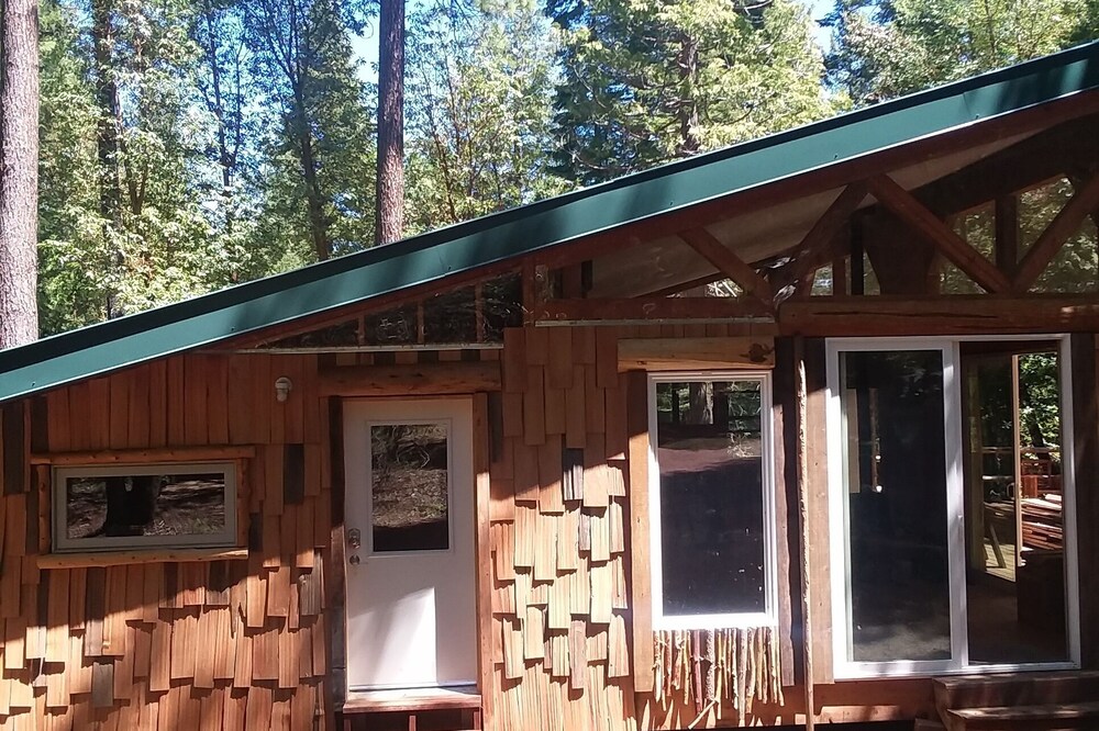 Serene mountain retreat - escape to a family-size cabin in the woods