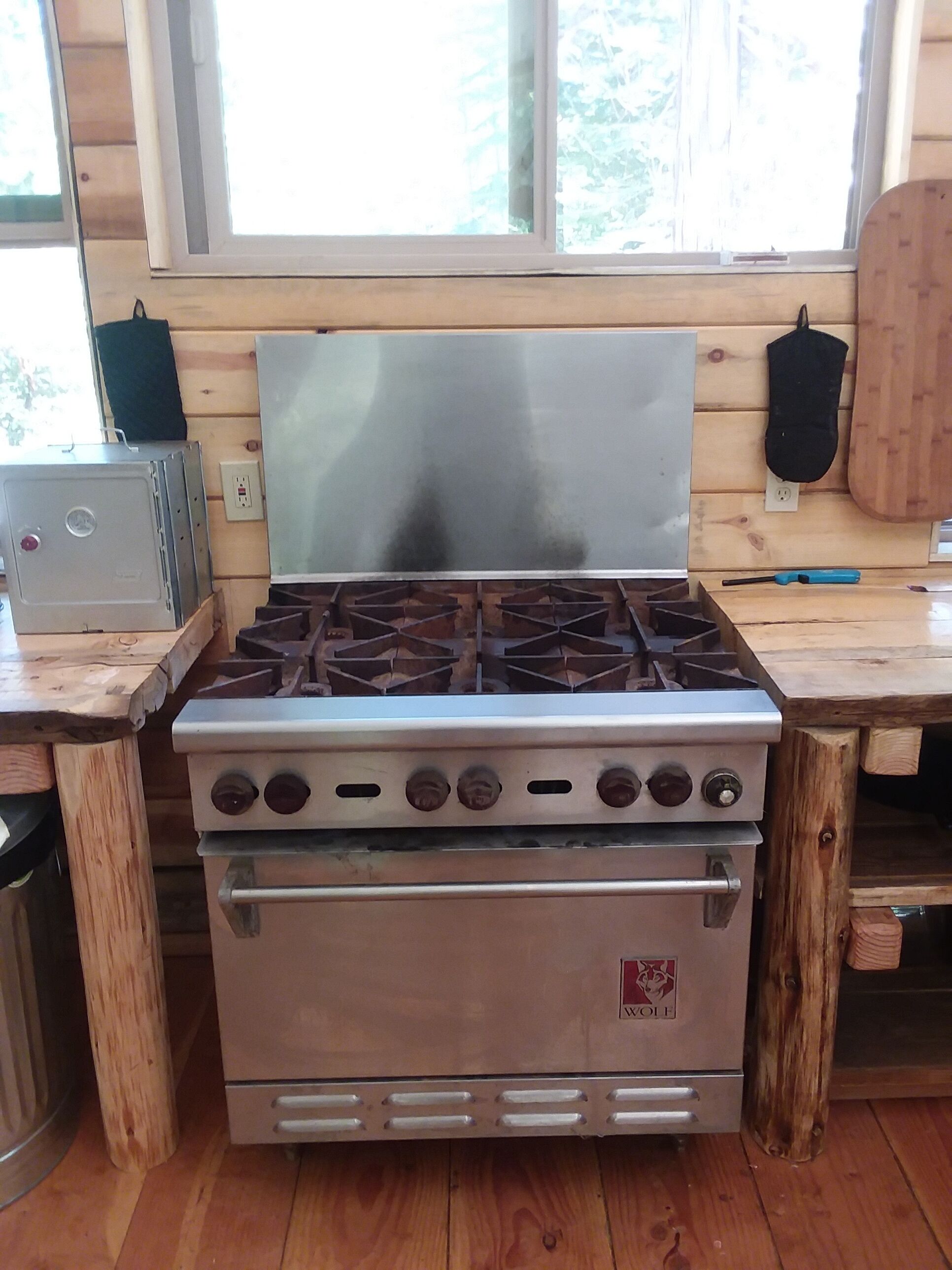 Serene mountain retreat - escape to a family-size cabin in the woods 