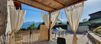 Cottage in medieval village, private pool, walk to restaurants